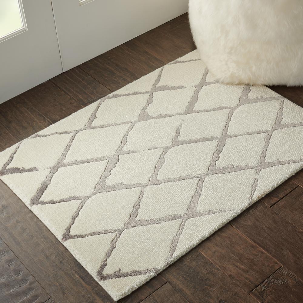 Modern Rectangle Area Rug, 2' x 3'. Picture 9