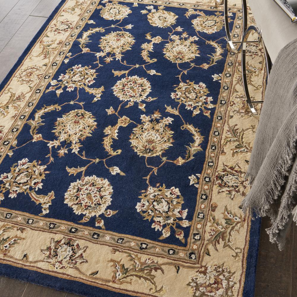 Traditional Rectangle Area Rug, 4' x 6'. Picture 9