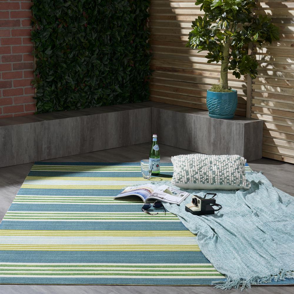 Sun N Shade Area Rug, Green/Teal, 5'3" x 7'5". Picture 8