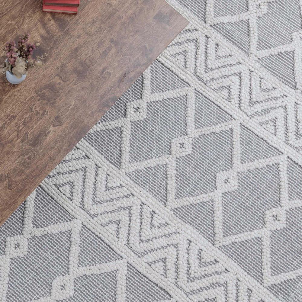 Geometric 8'x10' Area Rug - Hand Woven Gray Area Rug with Ivory Diamond Pattern. Picture 4
