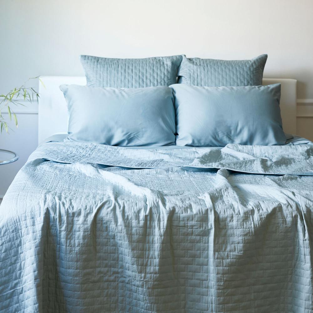 BedVoyage Luxury 100% viscose from Bamboo Quilted Coverlet, Queen - Sky. Picture 2