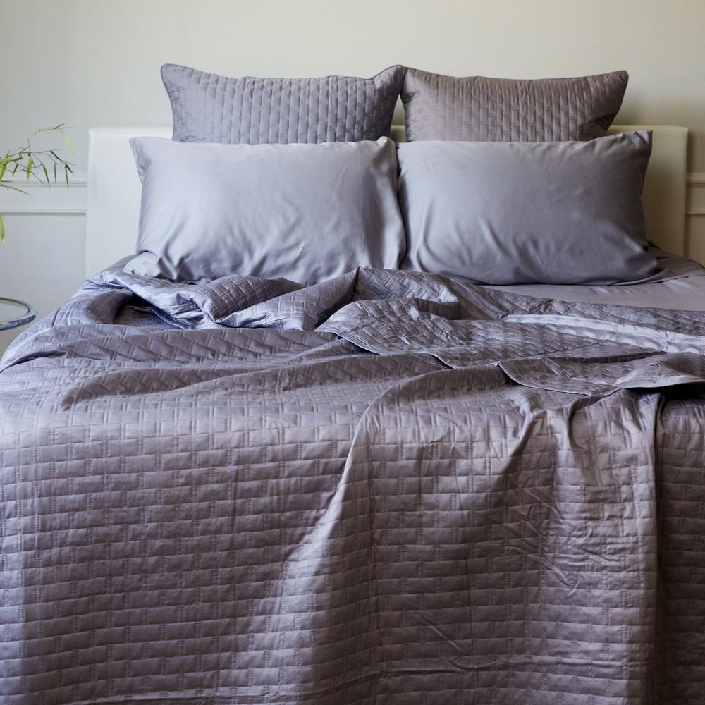 BedVoyage Luxury 100% viscose from Bamboo Quilted Coverlet, Queen - Platinum. Picture 2