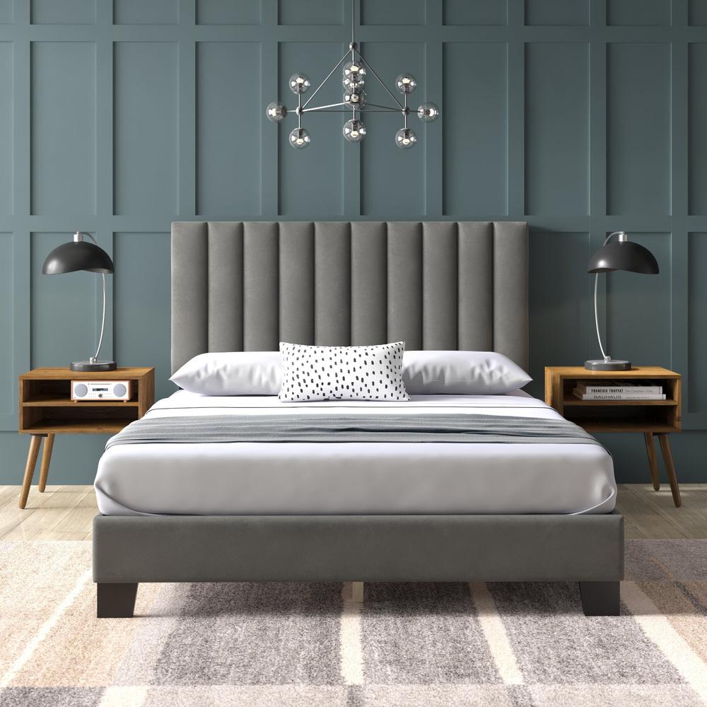Picket House Furnishings Colbie Upholstered Queen Platform Bed With Nightstands in Grey. Picture 1