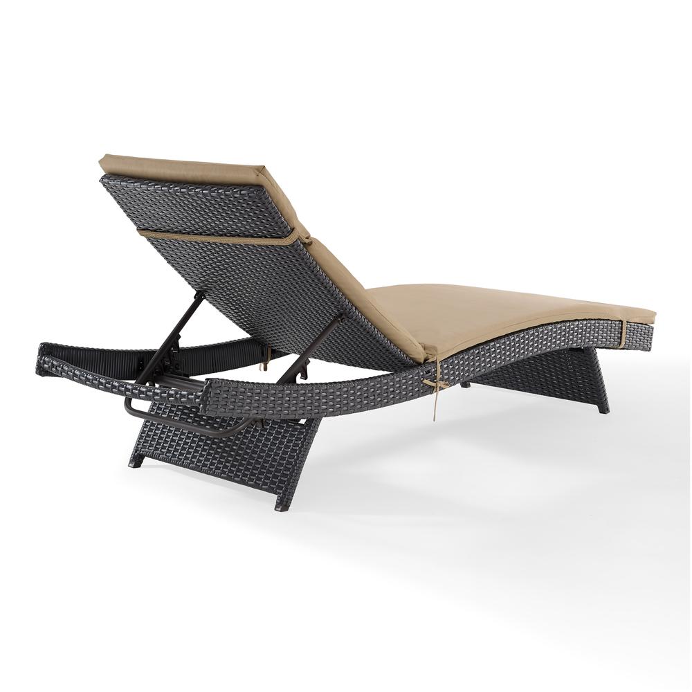 Biscayne Outdoor Wicker Chaise Lounge Mocha/Brown. Picture 11