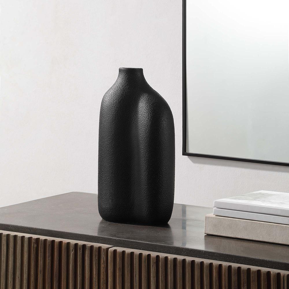 Challenger Ceramic Vase. Picture 4