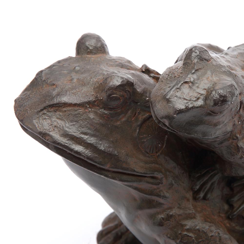 LuxenHome Brown MgO Frog Family Garden Statue. Picture 7