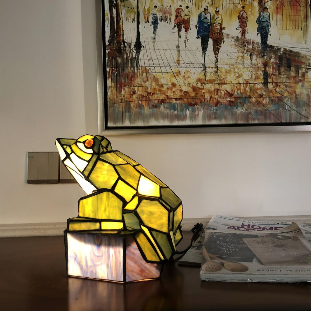 CHLOE Lighting NAVEEN Tiffany-Style Animal Stained Glass Accent Lamp 9.5" Height. Picture 4