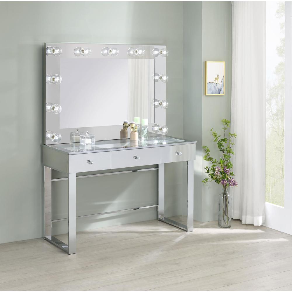 Umbridge 3-drawer Vanity with Lighting Chrome and White. Picture 1