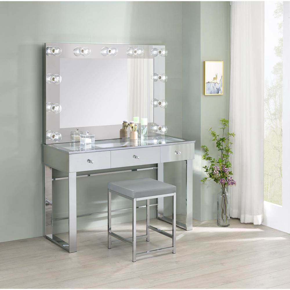 Umbridge 3-drawer Vanity with Lighting Chrome and White. Picture 2