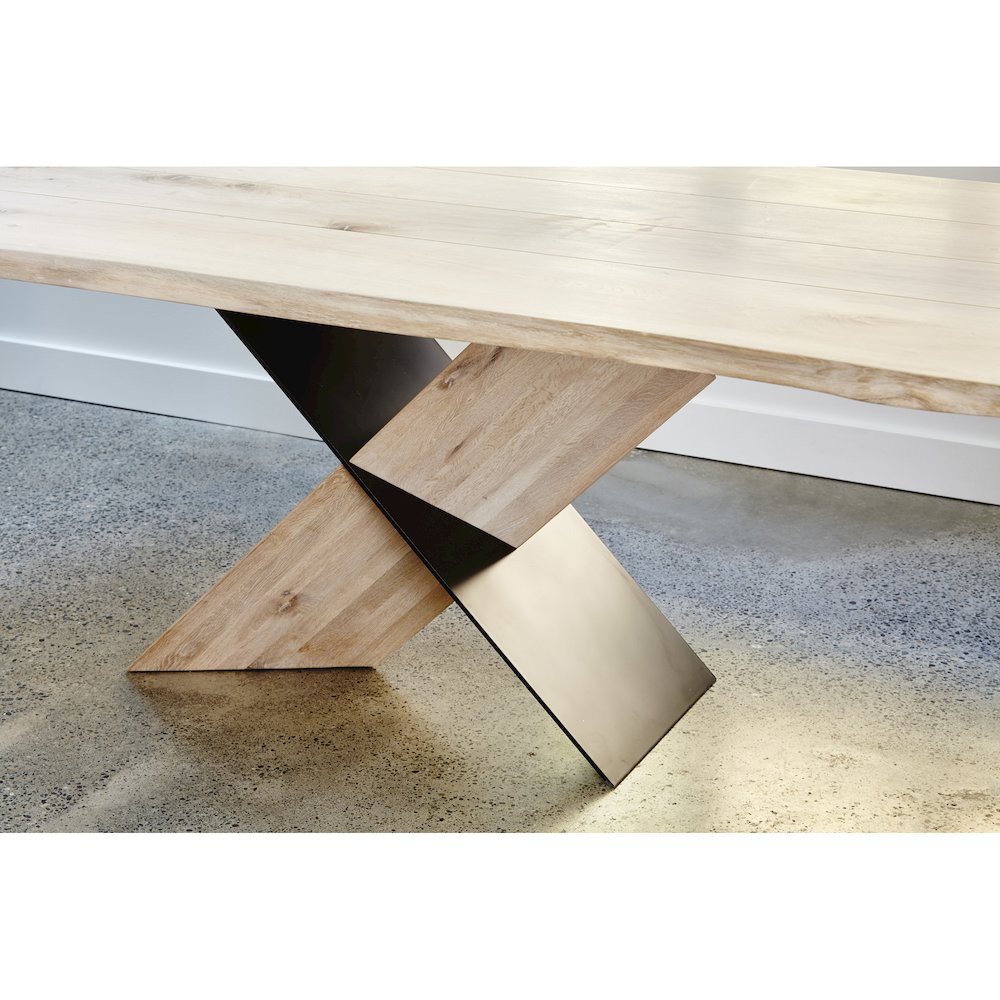 Instinct Dining Table. Picture 3
