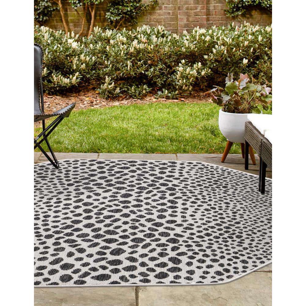 Jill Zarin Outdoor Cape Town Area Rug 4' 1" x 4' 1", Octagon Black. Picture 3