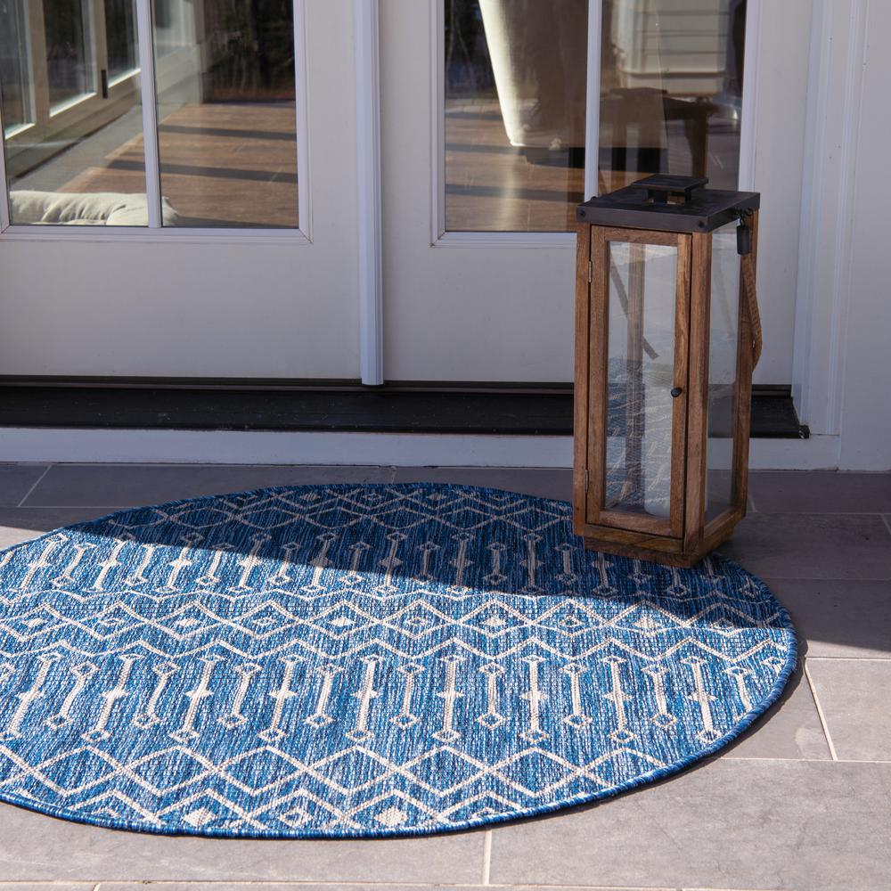 Outdoor Tribal Trellis Rug, Blue/Ivory (6' 0 x 6' 0). Picture 4