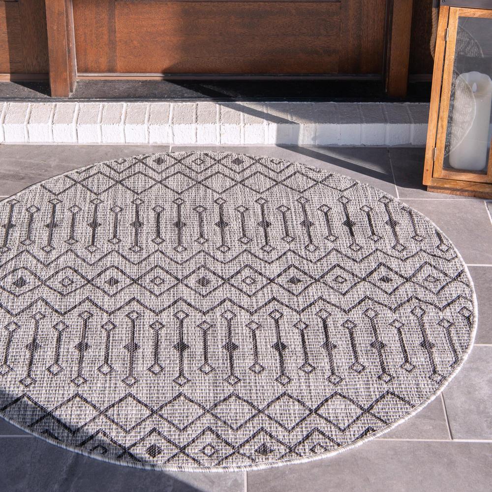 Unique Loom 5 Ft Round Rug in Light Gray (3159519). Picture 2