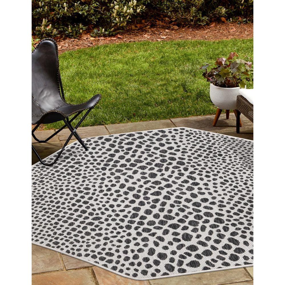 Jill Zarin Outdoor Cape Town Area Rug 4' 1" x 4' 1", Octagon Black. Picture 2