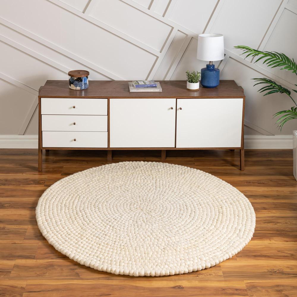 Unique Loom 5 Ft Round Rug in Ivory (3155855). Picture 2