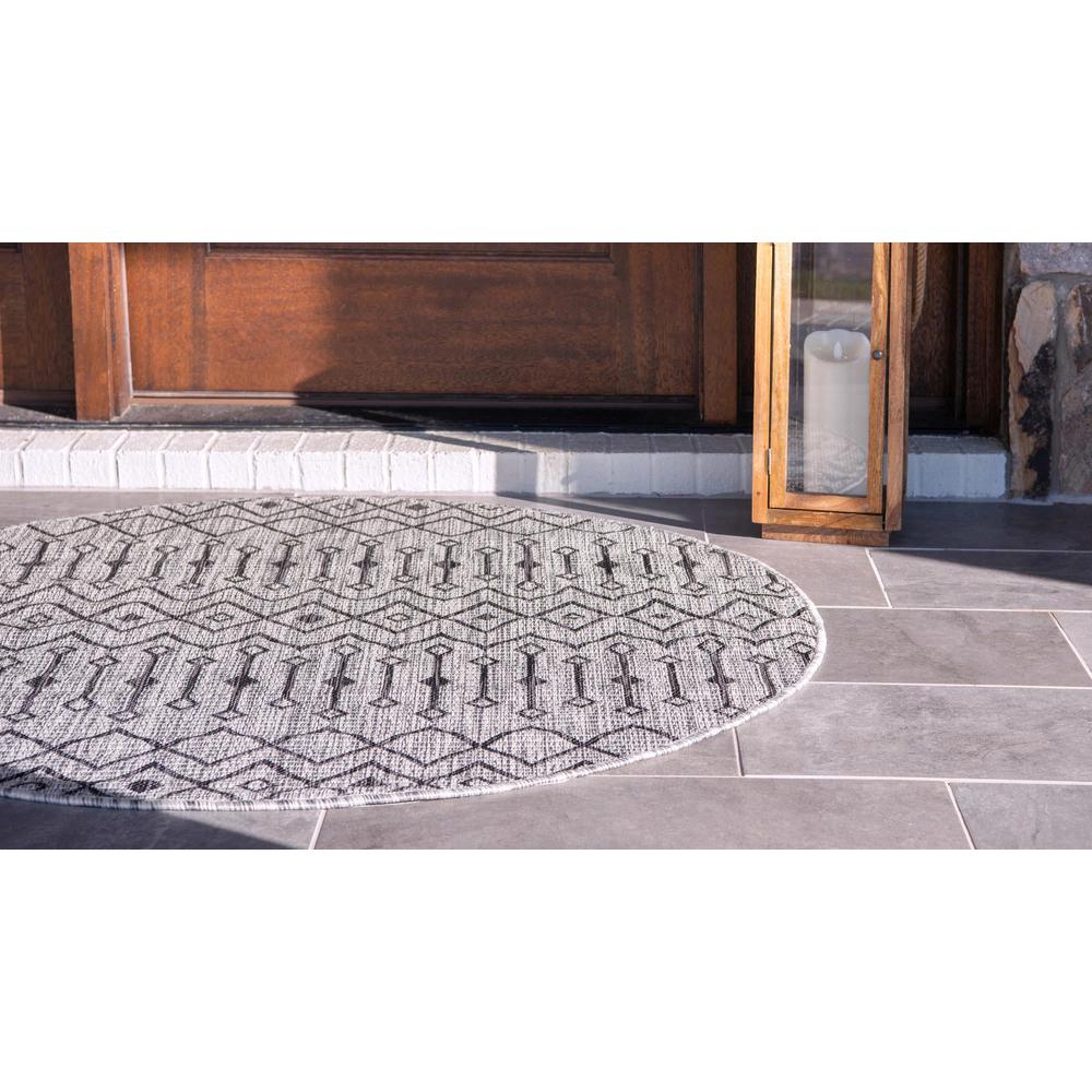 Unique Loom 5 Ft Round Rug in Light Gray (3159519). Picture 4