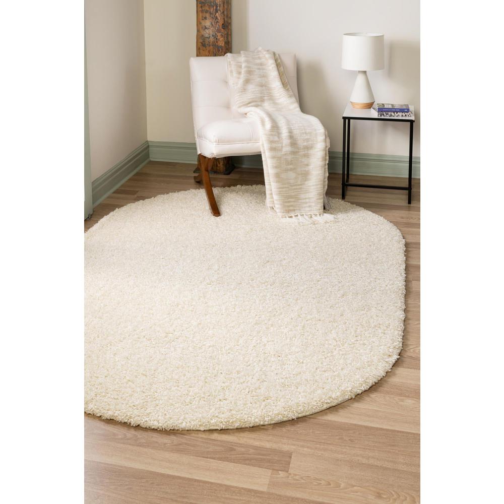 Unique Loom 8x10 Oval Rug in Snow White (3151344). Picture 2