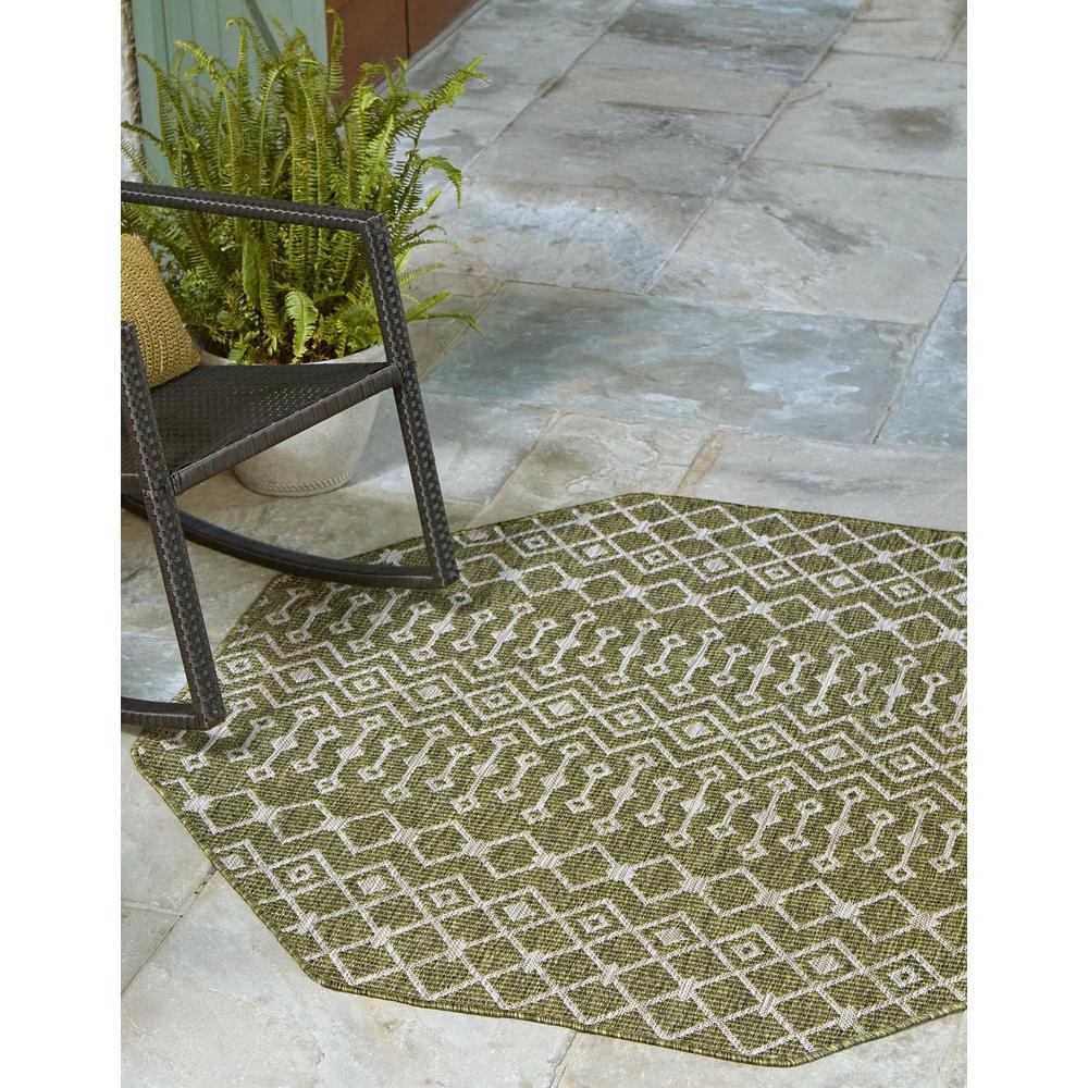Unique Loom 5 Ft Octagon Rug in Green (3159583). Picture 1