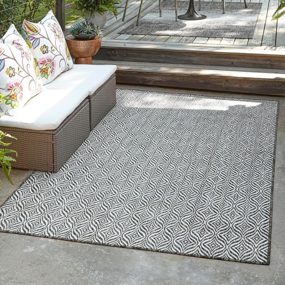 Outdoor Deco Trellis Rug, Charcoal/Ivory (4' 0 x 6' 0). Picture 1