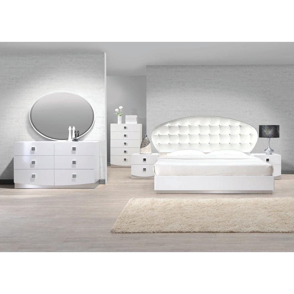 Best Master France 5-Piece Faux Leather East King Bedroom Set in White Lacquer. Picture 2