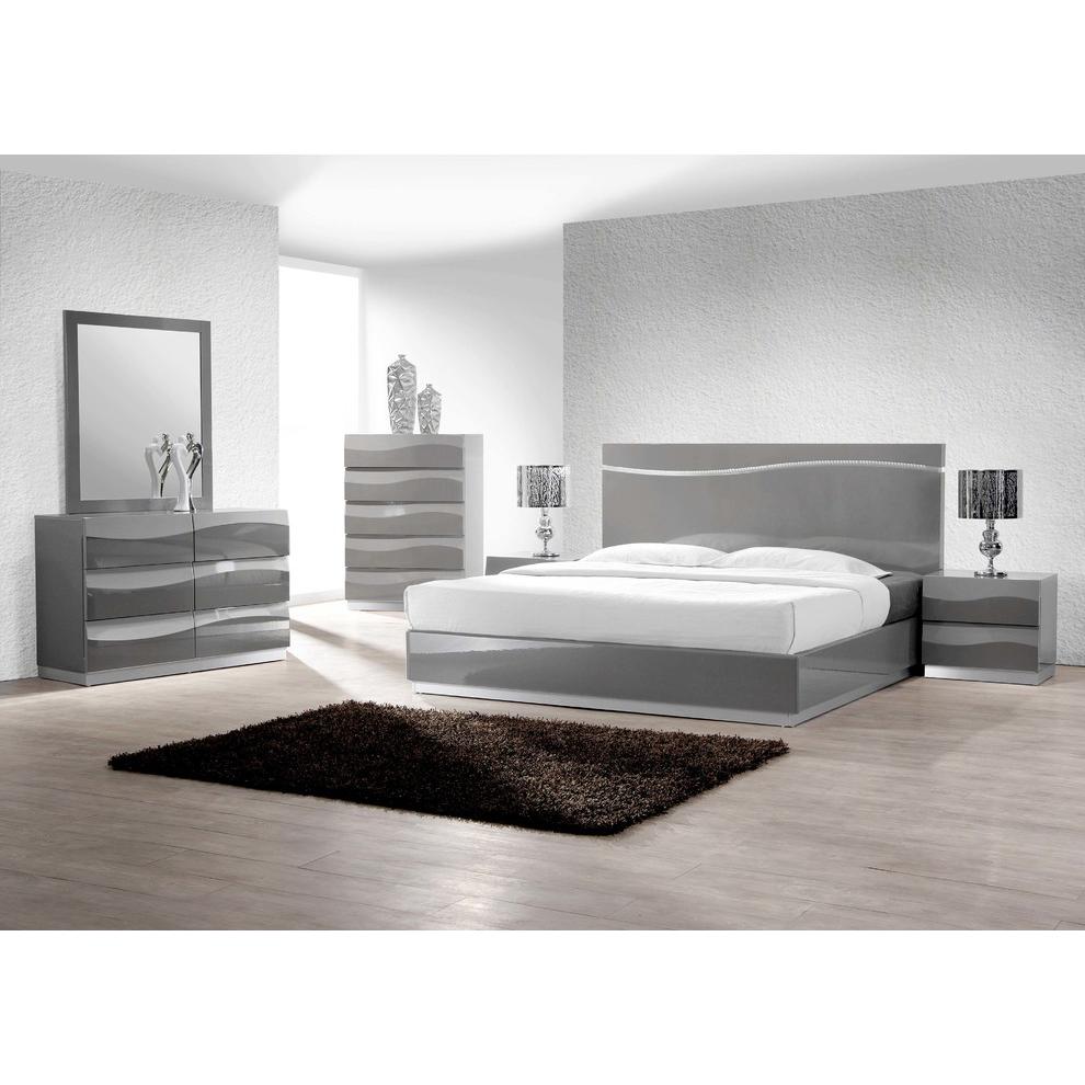 Best Master Leon Poplar Wood Cal King Platform Bed in Gray With Silver Base. Picture 3