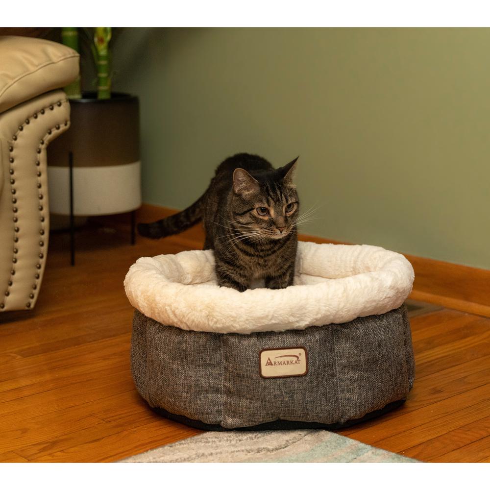 Armarkat Cozy Cat Bed in Beige and Gray C105HHS/MB. Picture 4
