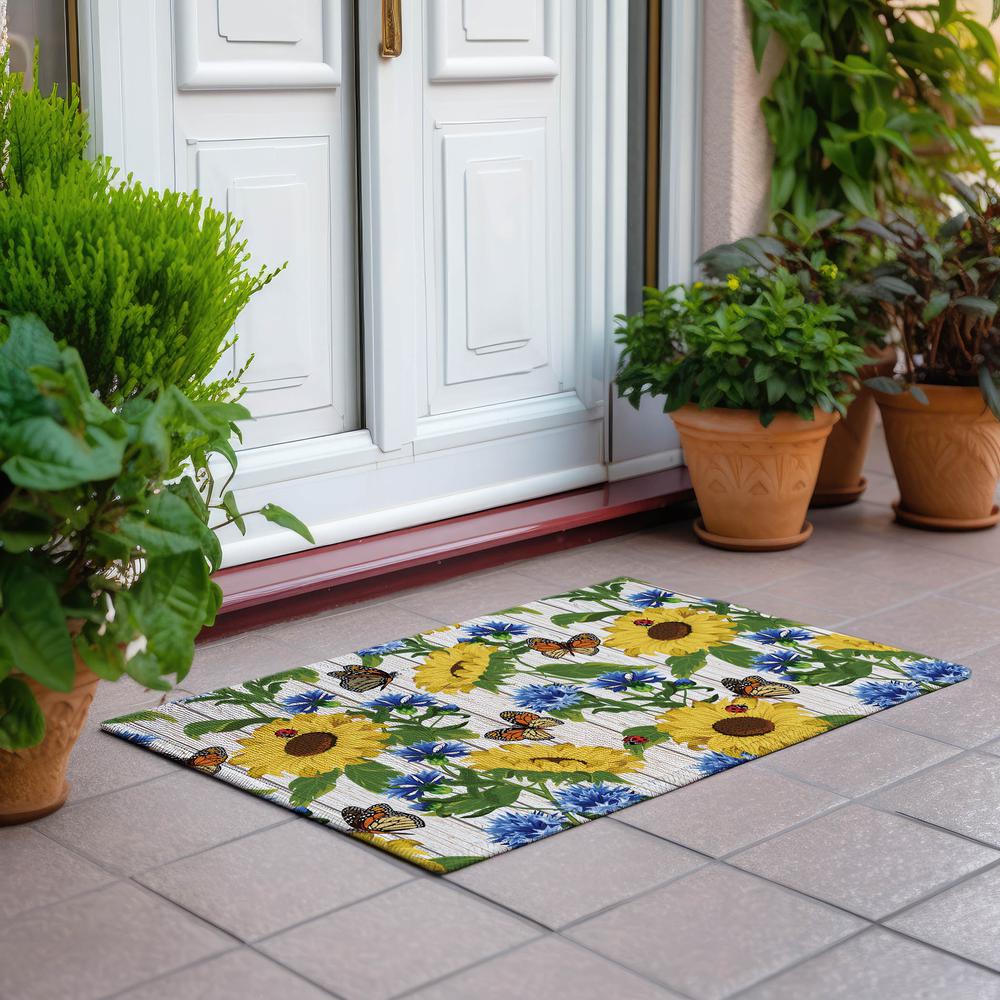 Indoor/Outdoor Kendall KE16 Putty Washable 1'8" x 2'6" Rug. Picture 7