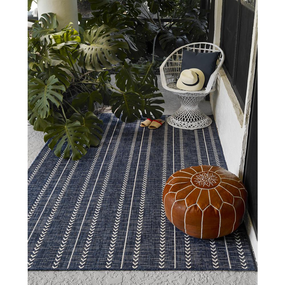 Transitional Rectangle Area Rug, Navy, 2' X 3'. Picture 9