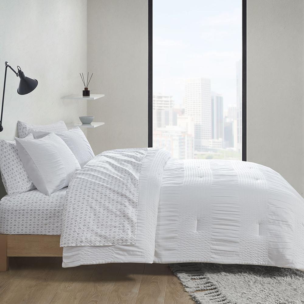 7 Piece Comforter Set with Bed Sheets. Picture 1