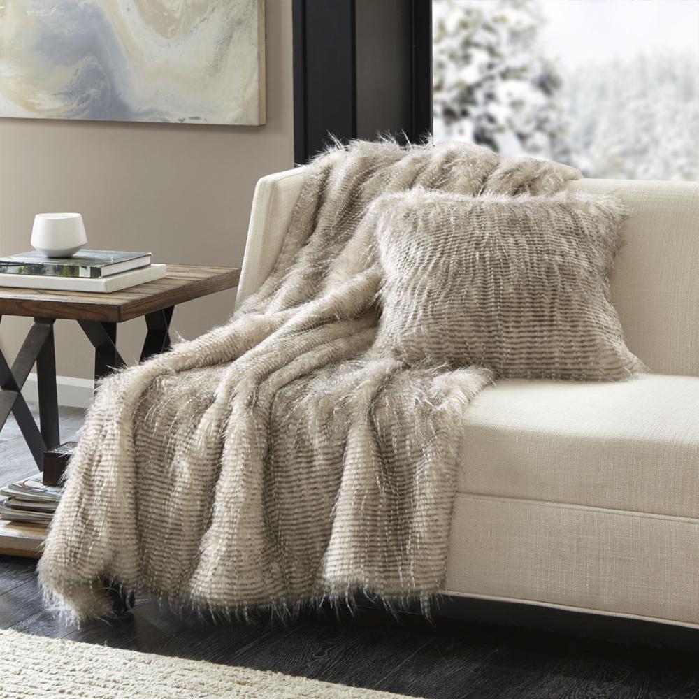 Faux Fur Throw. Picture 5