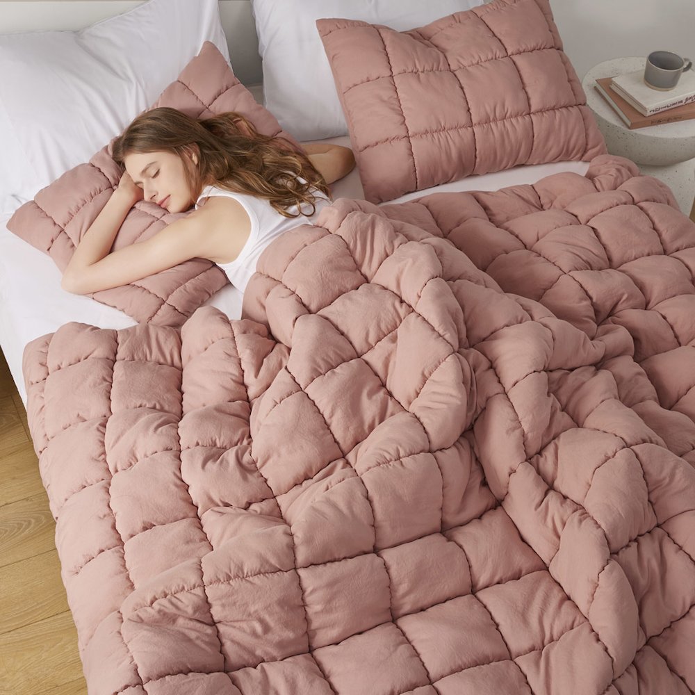 Dream Puff Down Alternative Comforter Set in Rose Color. Picture 4