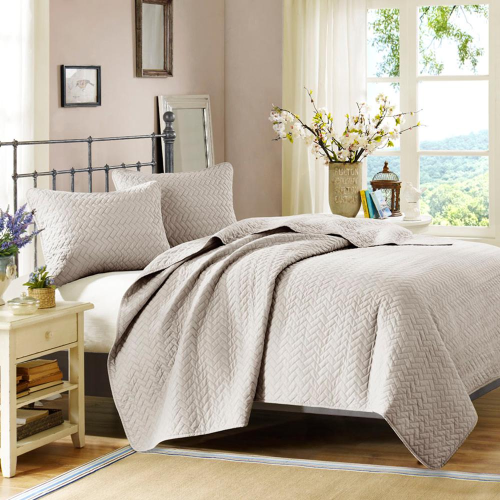 Luxurious Quilted Coverlet Set, Belen Kox. Picture 1