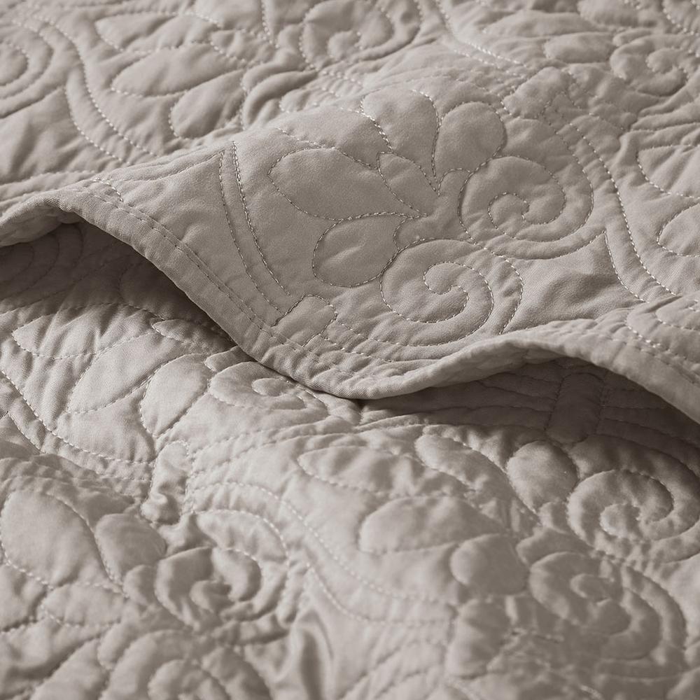 Oversized Quilted Throw. Picture 3