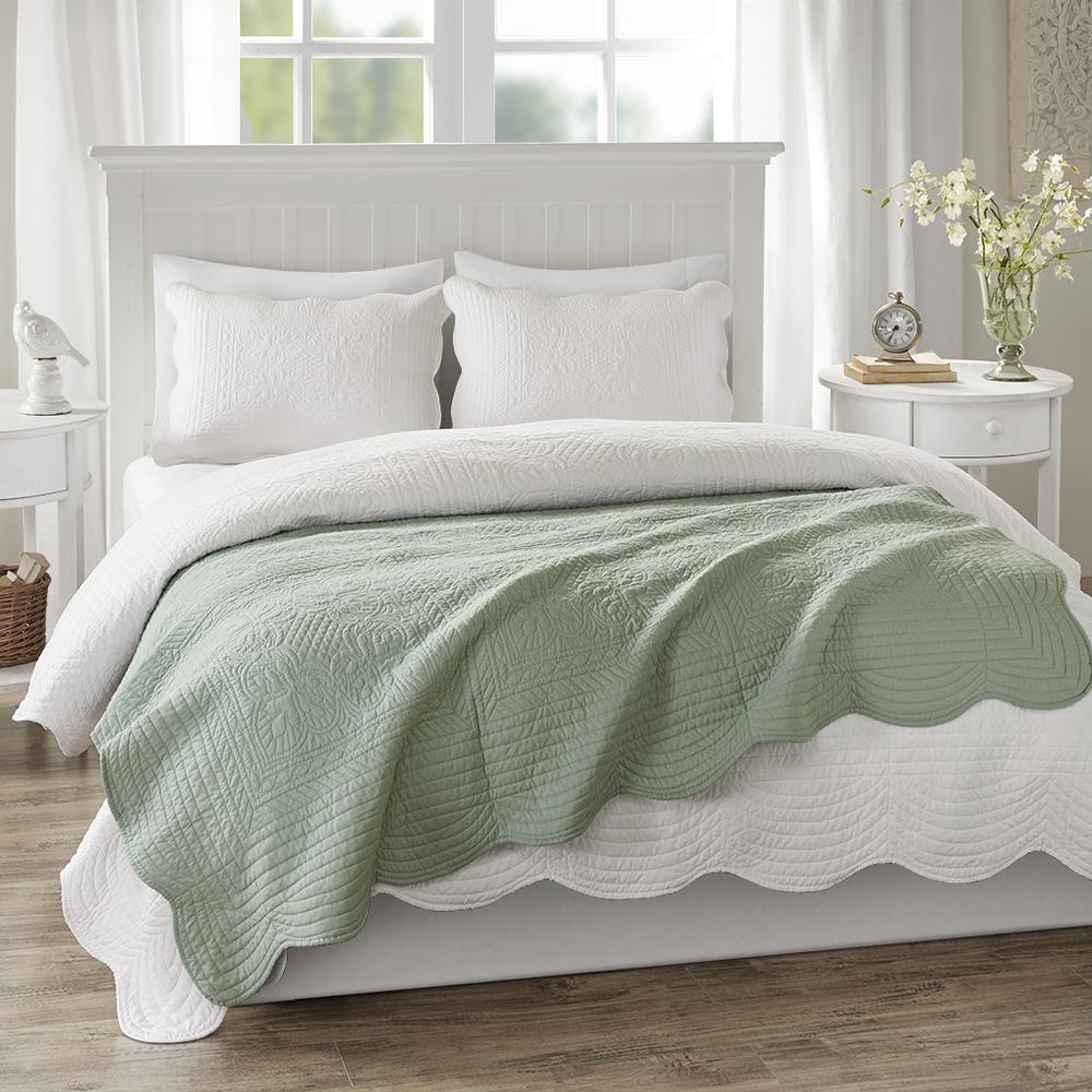 Oversized Quilted Throw with Scalloped Edges. Picture 1