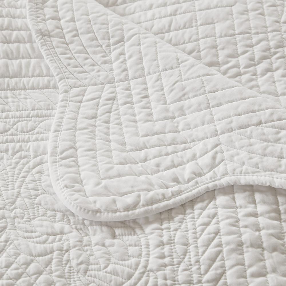 Oversized Quilted Throw with Scalloped Edges. Picture 2