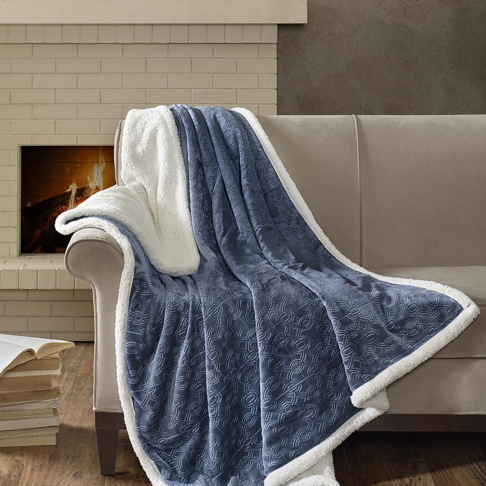 Oversized Textured Plush Throw. Picture 3
