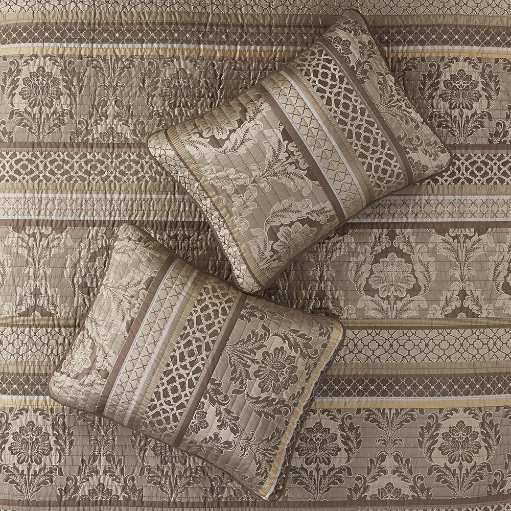 6 Piece Jacquard Quilt Set with Throw Pillows. Picture 1