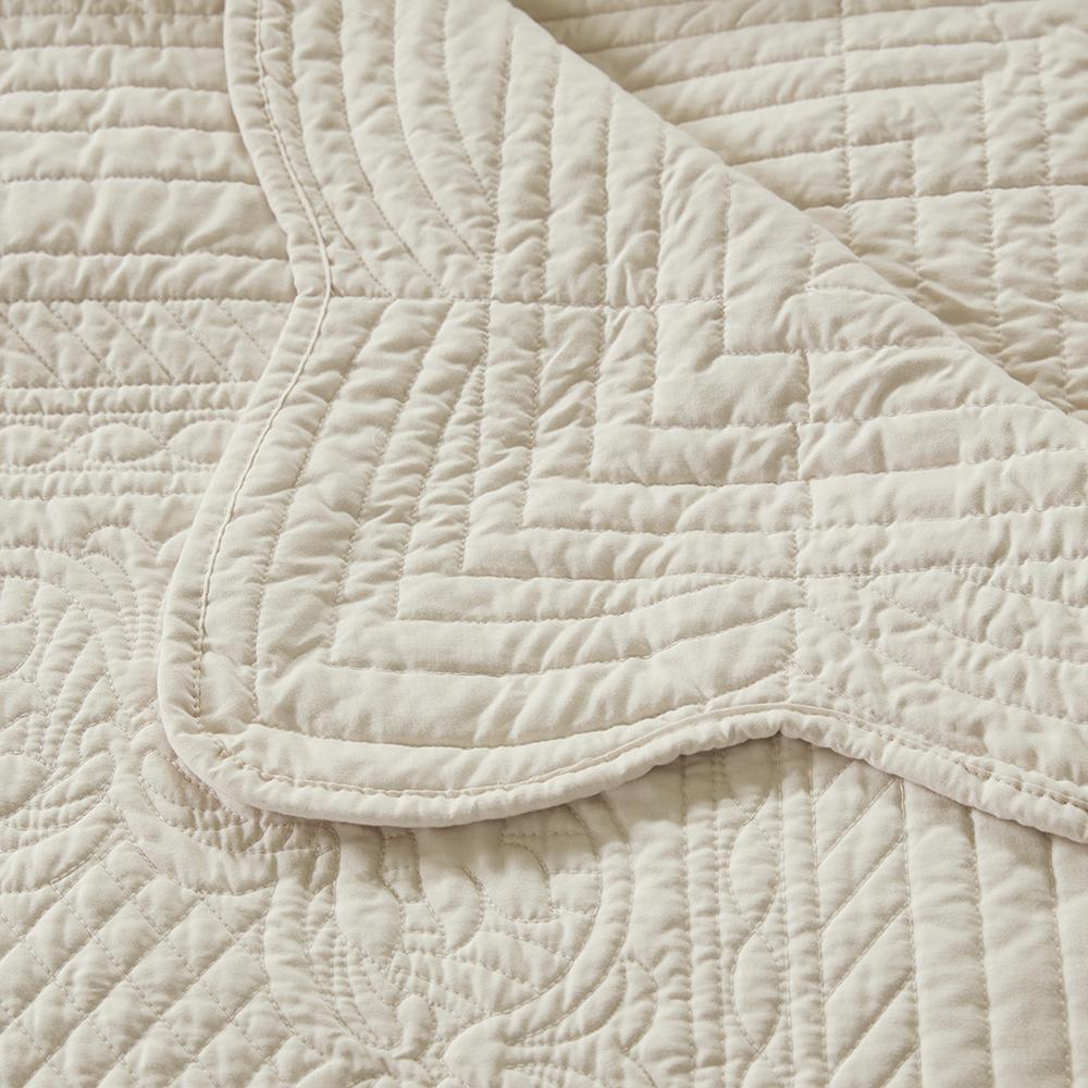 Oversized Quilted Throw with Scalloped Edges. Picture 2