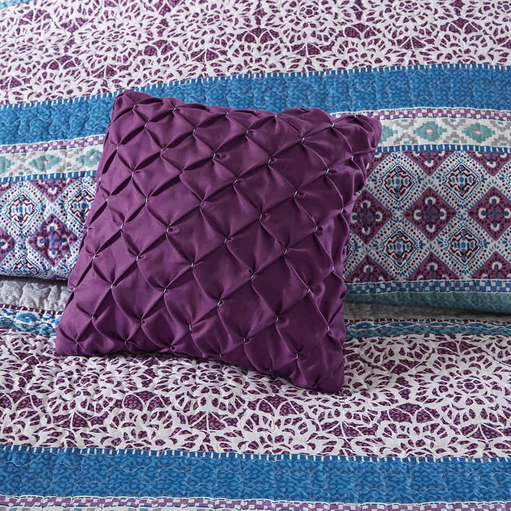 Reversible Quilt Set with Throw Pillows. Picture 5