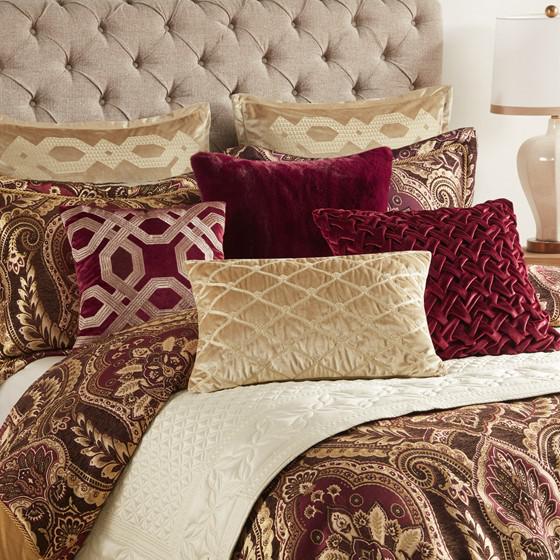 Burgundy Comforter Set, Belen Kox. Picture 1