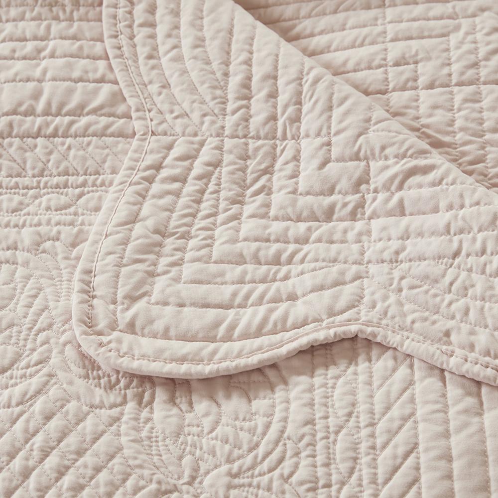 Oversized Quilted Throw with Scalloped Edges. Picture 1