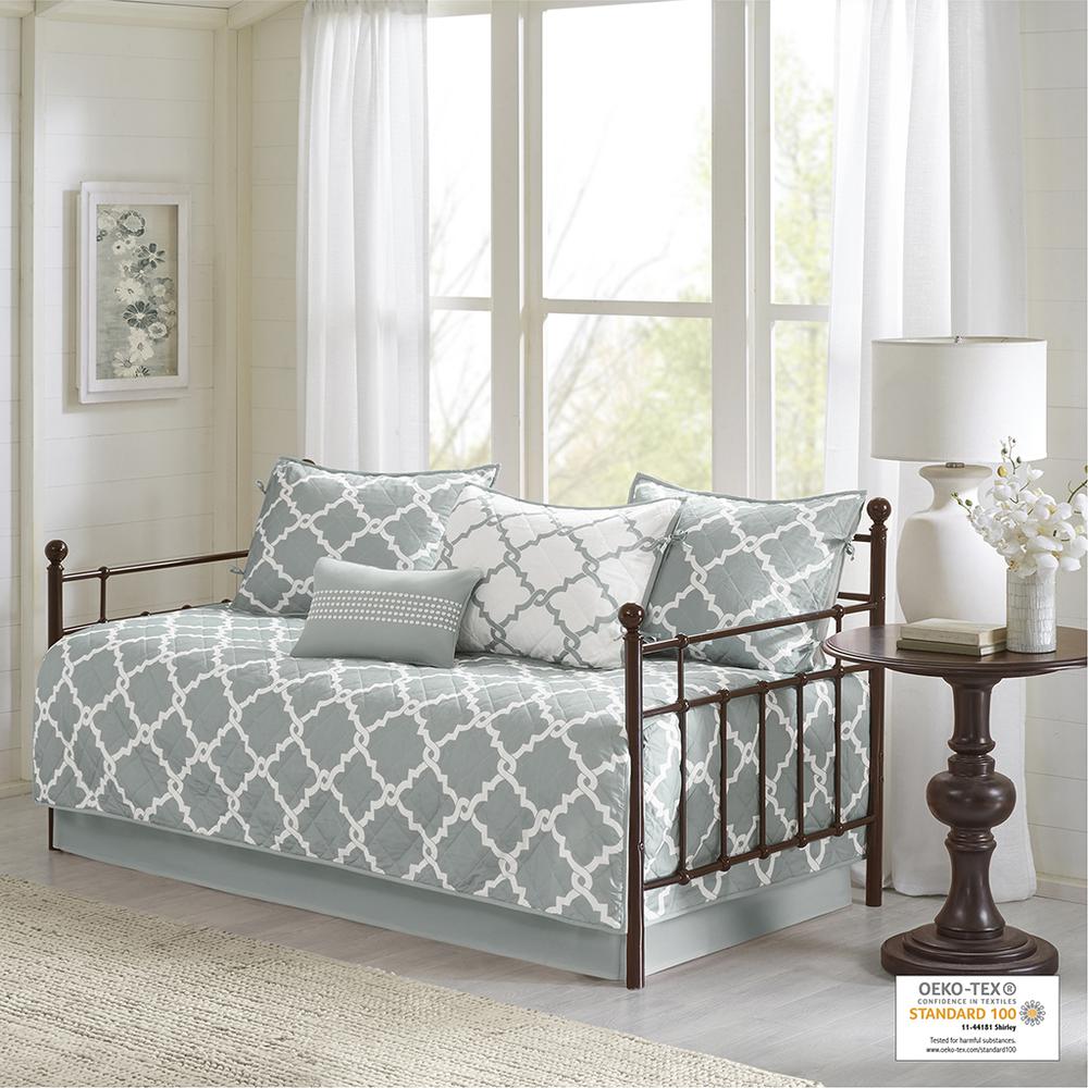 6 Piece Reversible Daybed Set. Picture 4