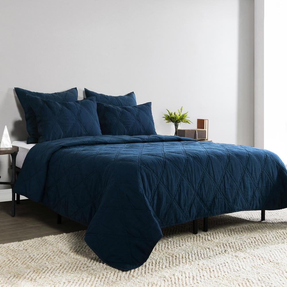 Linen Midnight Blue King Quilt by Kosas Home. Picture 1