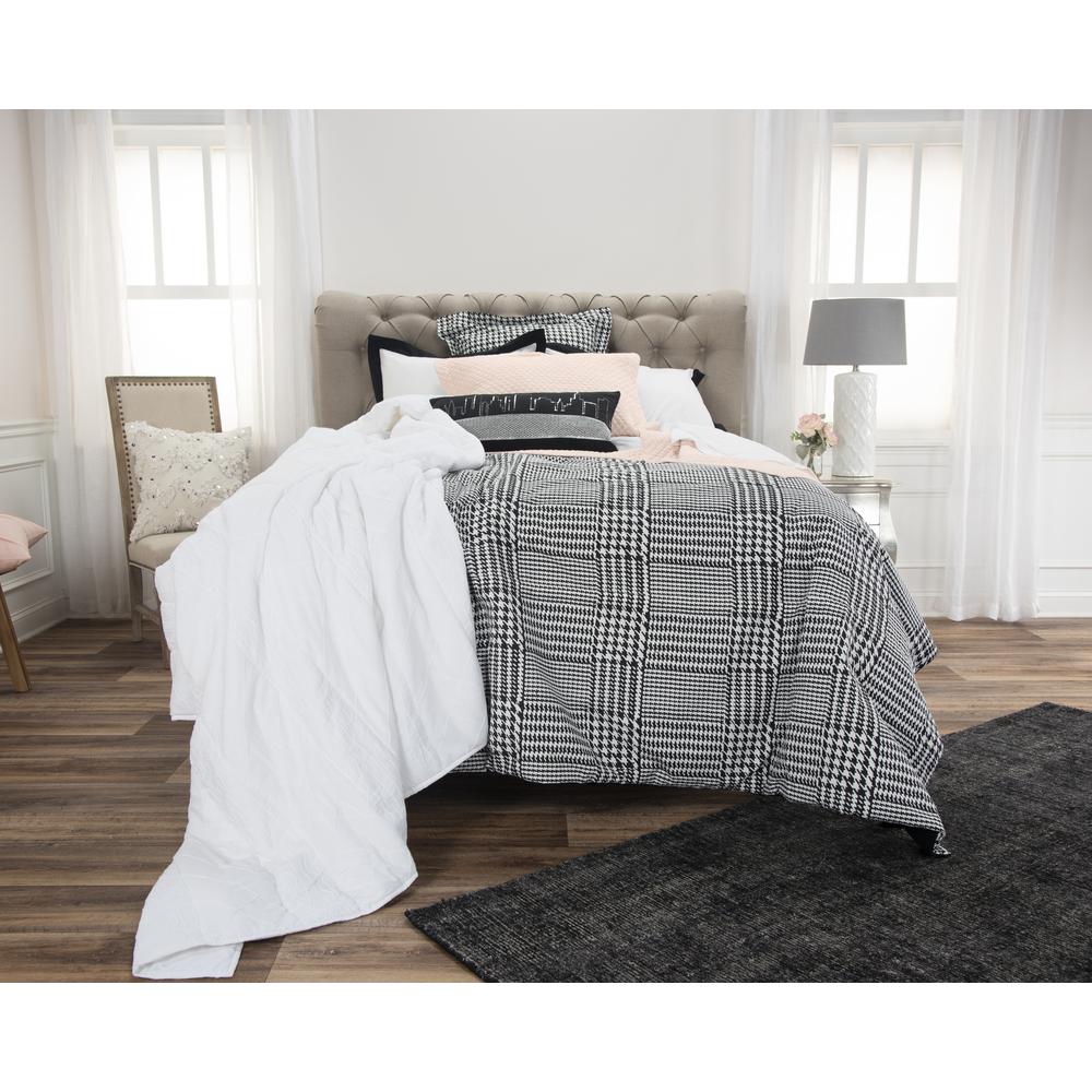 Rizzy Home 68" x 86" Comforter - BT1282. Picture 7
