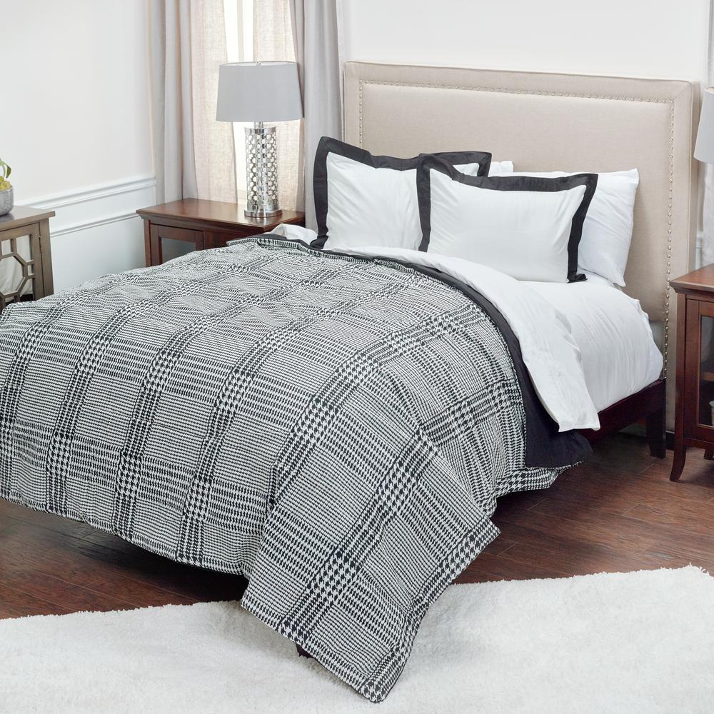 Rizzy Home 106" x 92" Comforter - BT1282. Picture 1