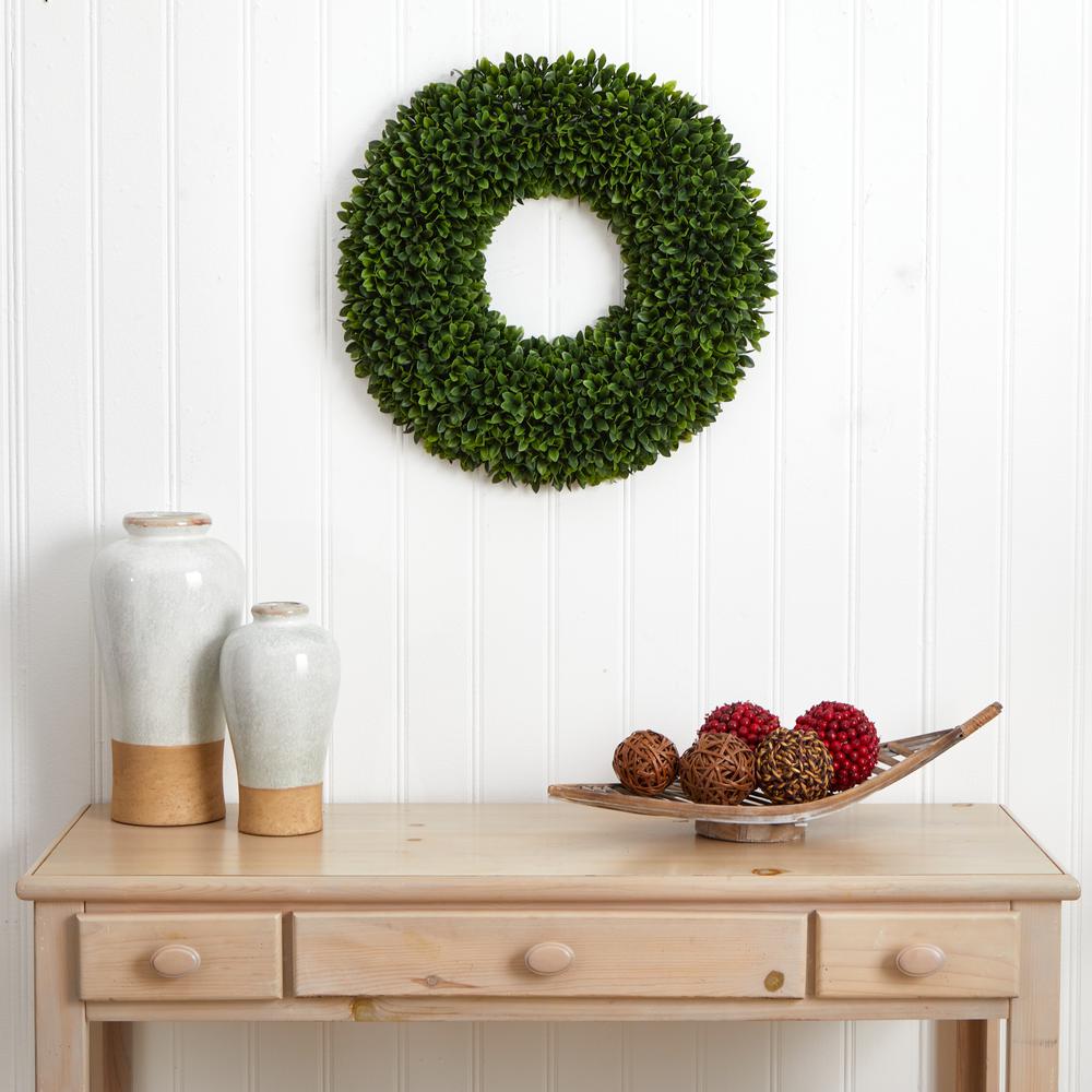 24in. Boxwood Artificial Wreath. Picture 2