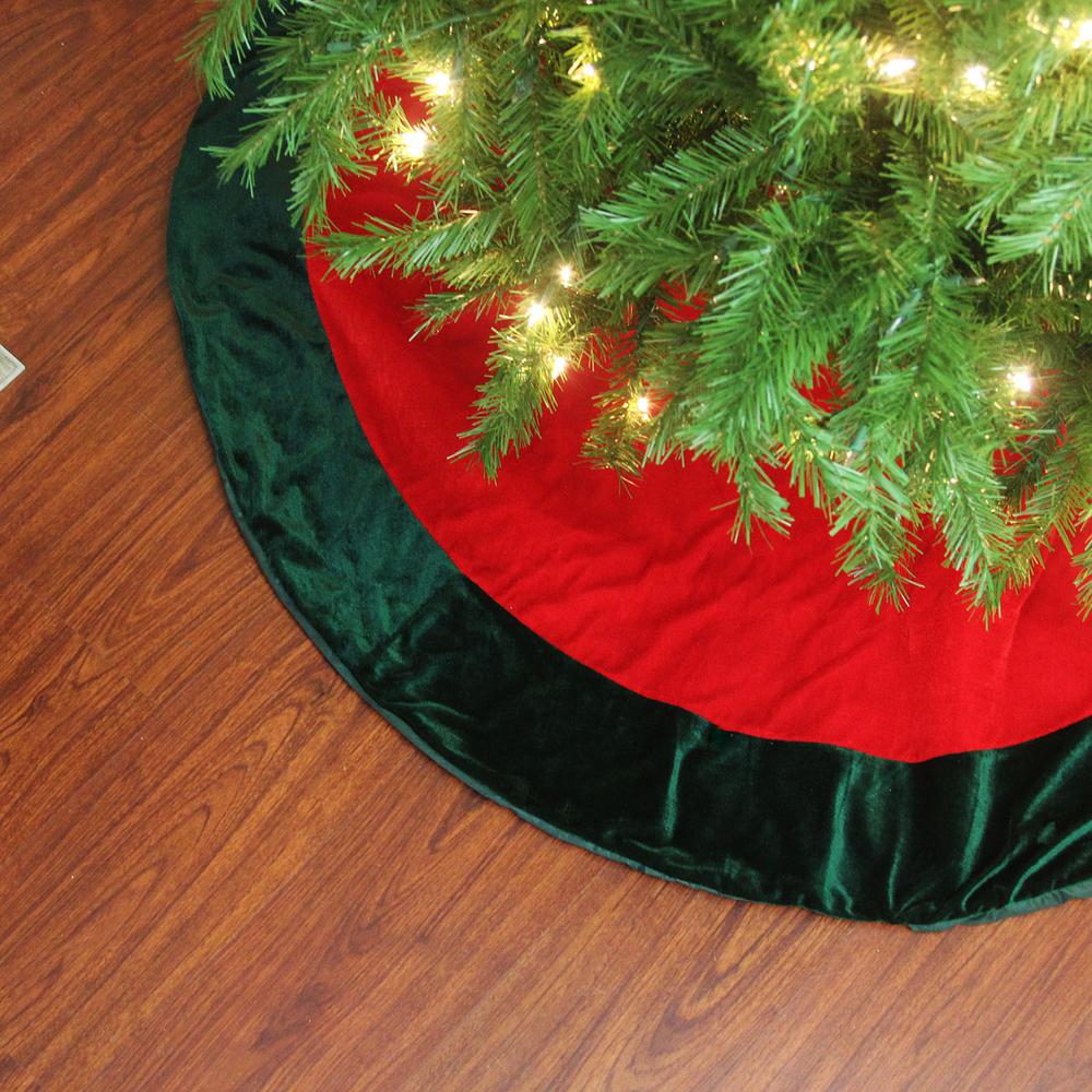 60" Red and Green Traditional Christmas Tree Skirt. Picture 3