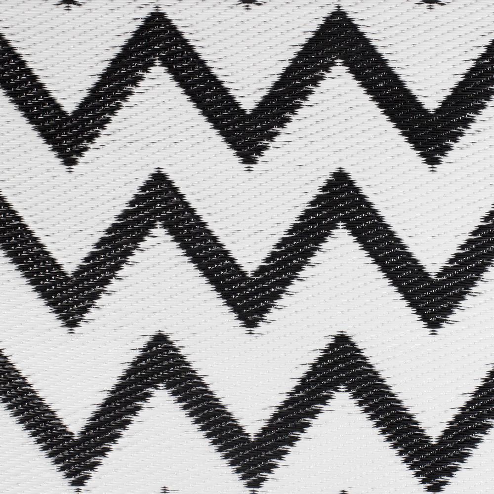 4' x 6' Black and White Chevron Rectangular Outdoor Area Rug. Picture 4