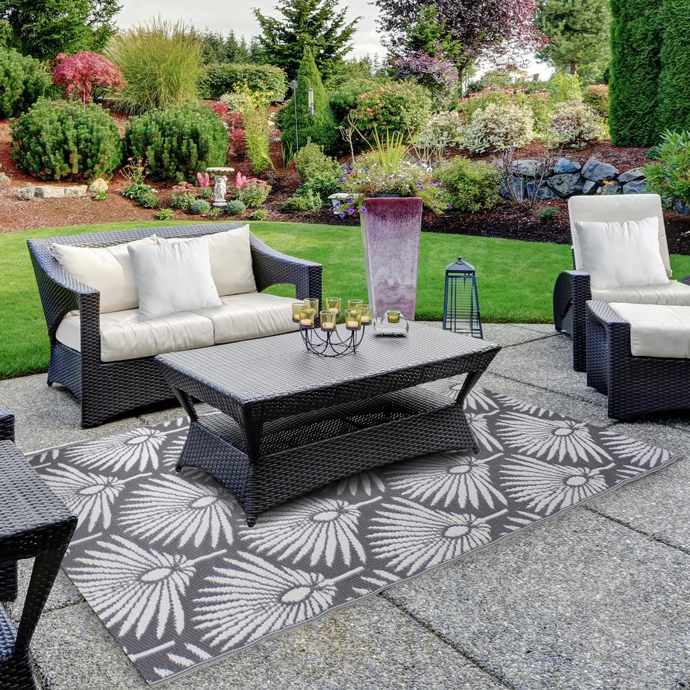 4' x 6' Gray and White Fan Leaf Rectangular Outdoor Area Rug. Picture 2