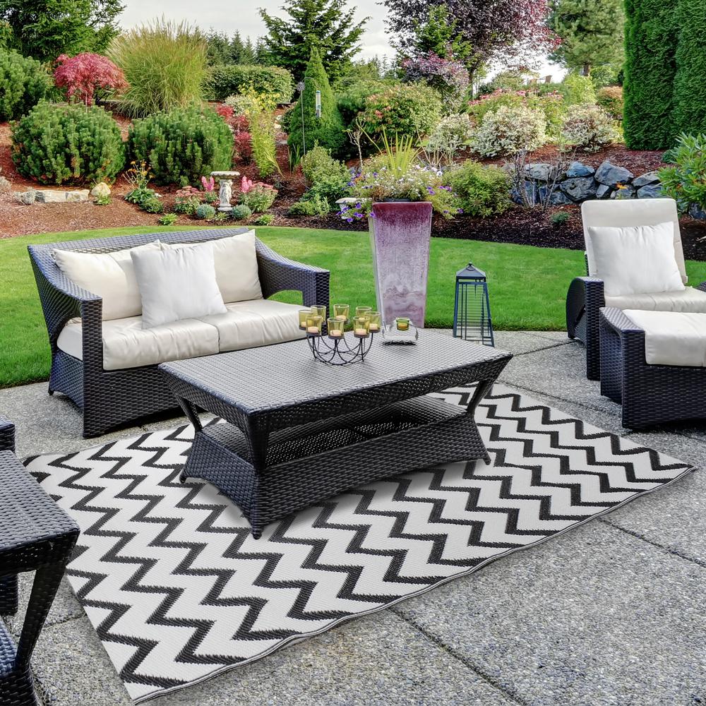 4' x 6' Black and White Chevron Rectangular Outdoor Area Rug. Picture 2
